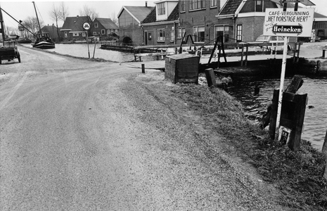 848080 Gezicht op de Stokkelaarsbrug in het buurtschap Stokkelaarsbrug (gemeente Abcoude), gelegen aan de driesprong ...